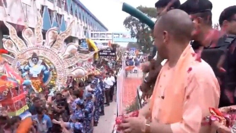 मेरठ में कांवड़ियों पर फूल बरसा CM योगी बोले- कांवड़ यात्रा को बदनाम करने की हो रही साजिश, फिर आगे की स्ट्रैटिजी भी बताई Chief Minister Yogi Adityanath in Meerut