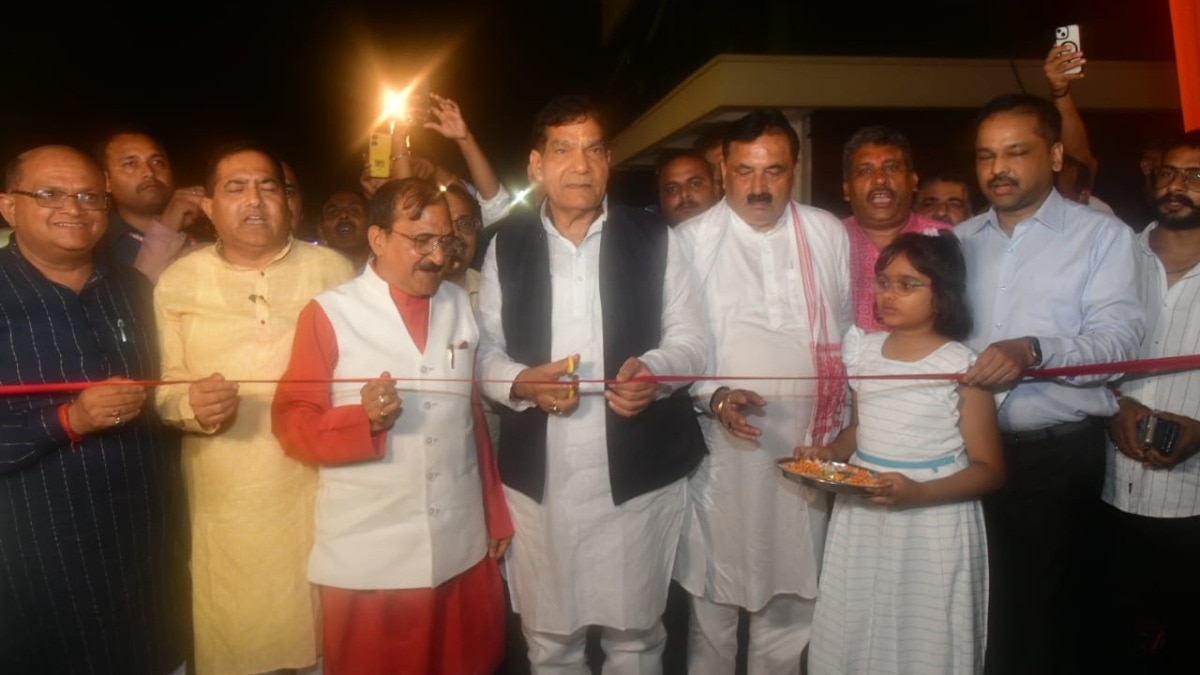 मंत्री एके शर्मा के कार्यक्रम में ही बिजली हो गई गुल फिर चीफ इंजीनियर से लेकर इन 5 अफसरों पर हो गया ऐक्शन एके शर्मा, ऊर्जा मंत्री, बिजली गुल, मुरादाबाद, बिजली विभाग, सस्पेंड, चीफ इंजीनियर, अरविंद सिंघल, सुनील अग्रवाल, प्रिंस गौतम, राणा प्रताप, ललित कुमार, ईशा दुहन, पीवीवीएनएल, बिजली कटौती, जय श्री राम वीडियो, बिहार बिजली, विवाद, Uptak.in