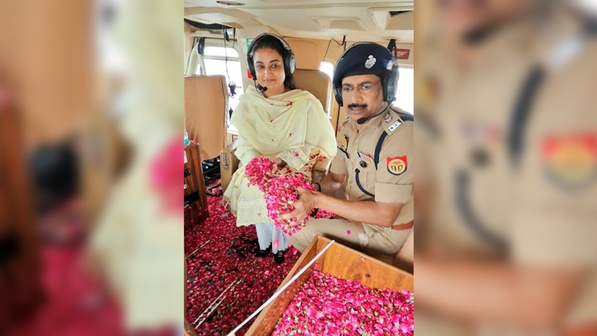 Video: बुलंदशहर में डीएम और पुलिस अधिकारियों ने हेलिकॉप्टर से कांवड़ियों पर बरसाए फूल Bulandshahr Kanwar Yatra, DM & SSP Flower Shower