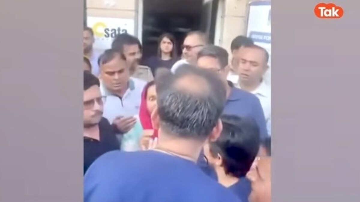 बेटी ज्योति को खोने वाली मां की पीड़ा का ये रूप देखिए, पूरी ताकत से मशहूर यूनिवर्सिटी के HOD का मारा थप्पड़ Noida News, Noida, Noida suicide, BDS student suicide case, up news, नोएडा, नोएडा न्यूज, यूपी न्यूज