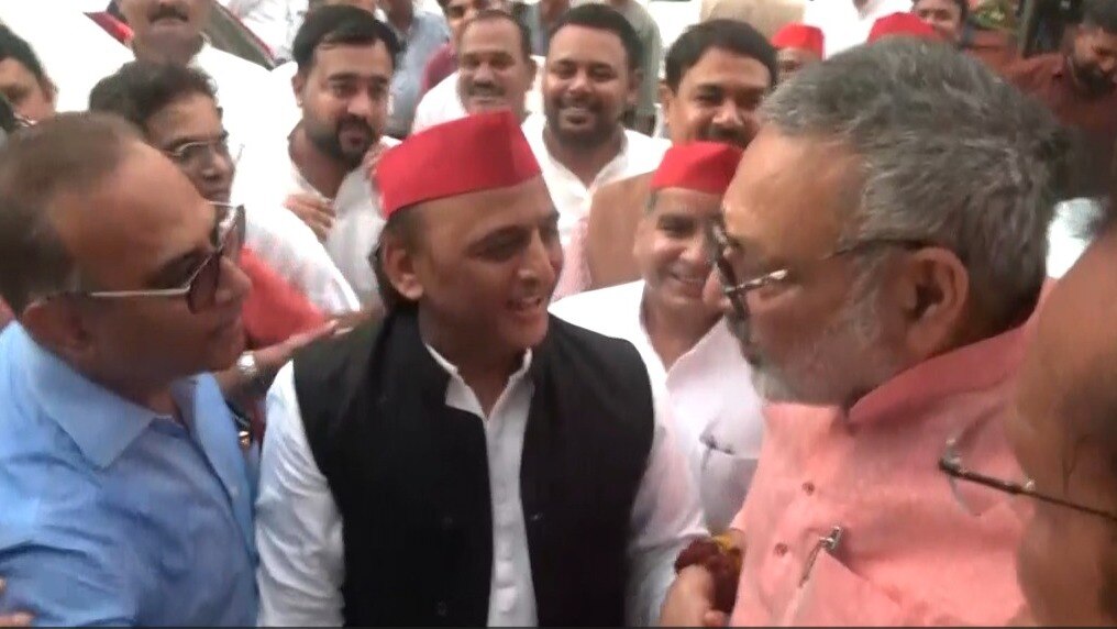 Giriraj Singh hugs Akhilesh Yadav in Parliament