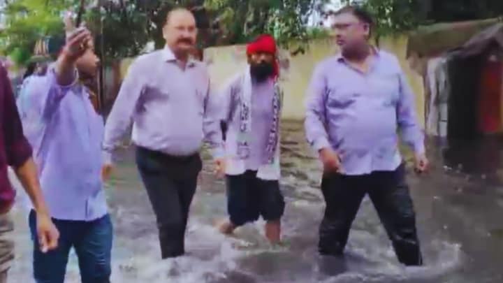 मेरठ की भारी बारिश में डूबा शहर तो घुटने भर पानी में सीधे उतर कलक्टर IAS वीके सिंह फिर हुआ ये सब Meerut News