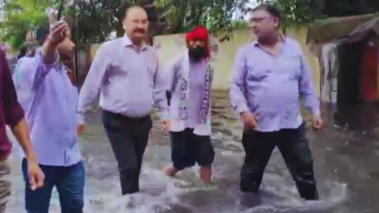 मेरठ की भारी बारिश में डूबा शहर तो घुटने भर पानी में सीधे उतर कलक्टर IAS वीके सिंह फिर हुआ ये सब Meerut News