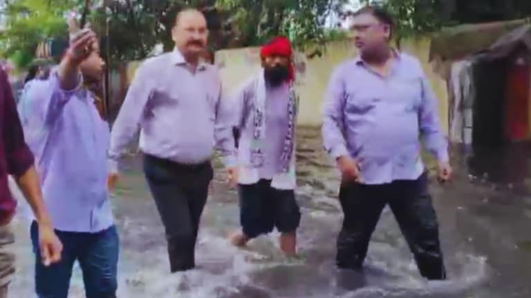 मेरठ की भारी बारिश में डूबा शहर तो घुटने भर पानी में सीधे उतर कलक्टर IAS वीके सिंह फिर हुआ ये सब Meerut News
