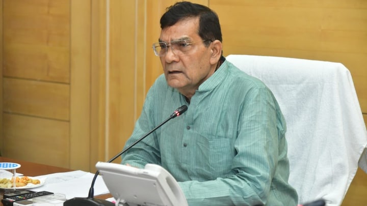 ऊर्जा मंत्री एके शर्मा का नया वीडियो वायरल, इस बार बोले- हमें गालियां पड़ रहीं और अफसरों को ये सब सुनाया AK Sharma slams power officials in Lucknow