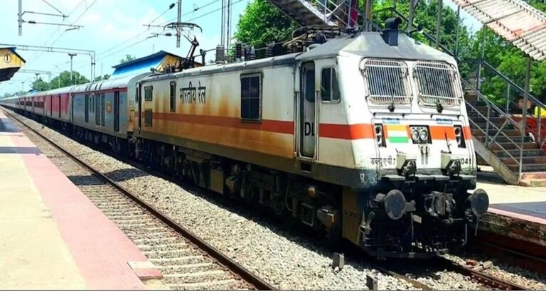 रेलवे पैरामेडिकल में निकली 434 पदों पर भर्ती, 21700-44900 रुपये मिलेगी सैलरी, 9 सितंबर तक कर सकते हैं आवेदन UP Tak