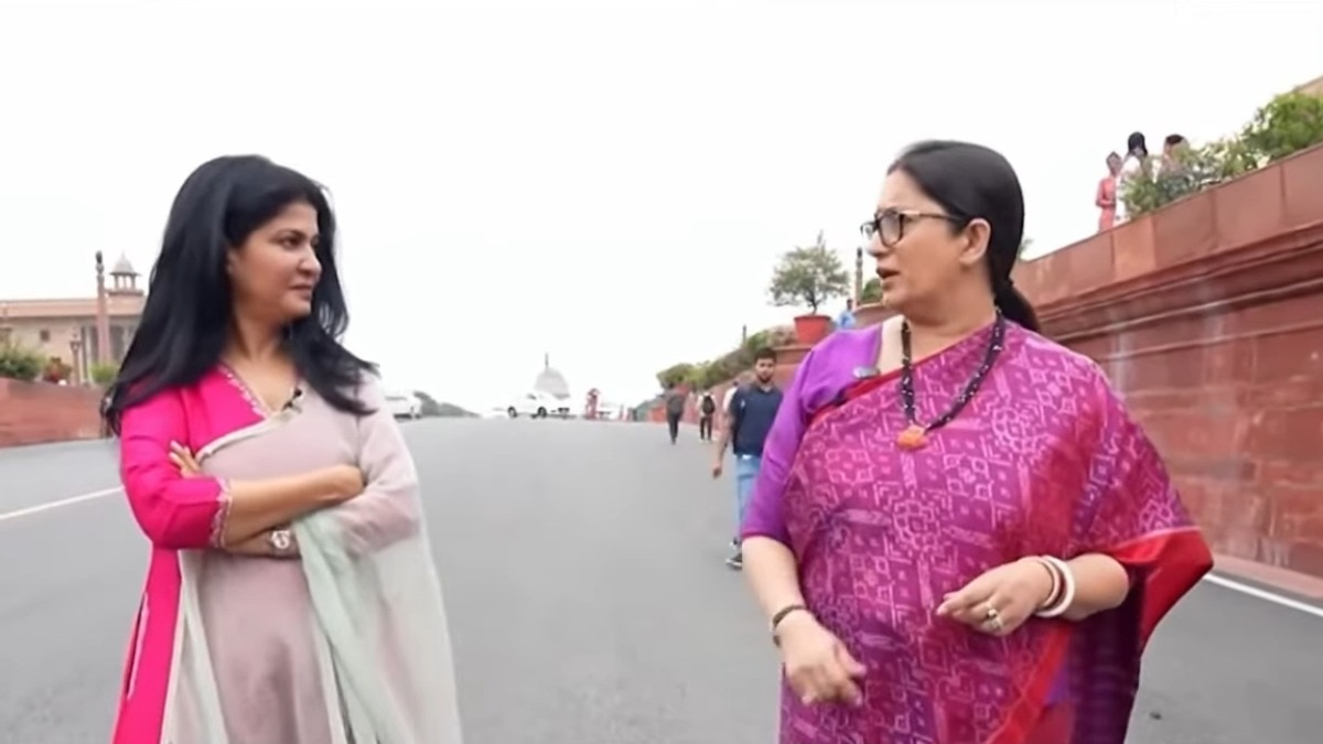 Photo: Anjana Om Kashyap & Smriti Irani