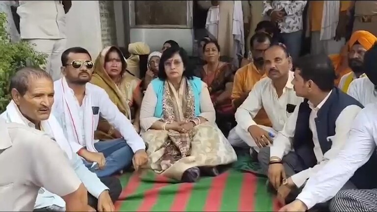 कानपुर पुलिस के खिलाफ थाने के बाहर धरने पर बैठीं यूपी की मंत्री प्रतिभा शुक्ला, खुलकर कही ये बात Kanpur News