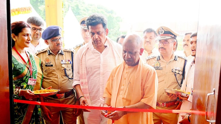 गोरखपुर में 11 मंजिला बैरक टावर, 30 बेड अस्पताल का उद्घाटन कर CM योगी बोले- 8 सालों में 2 लाख से ऊपर पुलिस भर्ती हुईं Gorakhpur PAC barrack inauguration, CM Yogi.