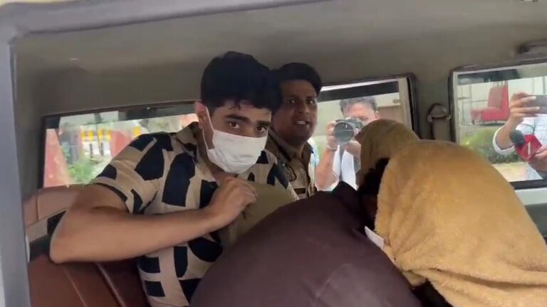 22 साल के यश और अभिषेक की तेज रफ्तार BMW ने 5 साल की बच्ची आयत की जिंदगी छीन ली Noida BMW accident