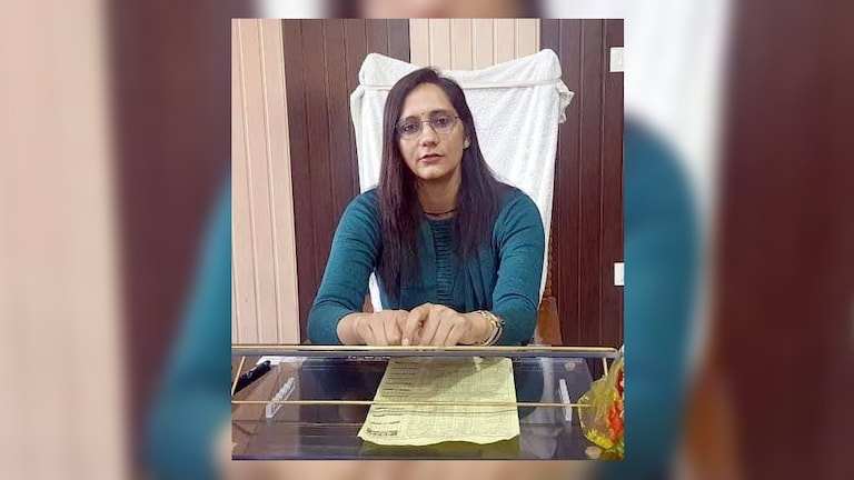 कौन हैं डिप्टी कलक्टर रितु रानी जिनके सरकारी नंबर पर चमका धमकी वाला डरावना संदेश? Bijnor News
