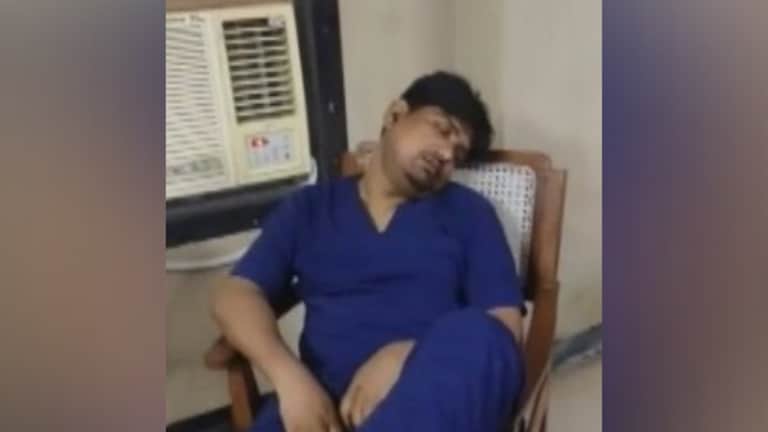 मेरठ के LLRM अस्पताल में मरीज स्ट्रेचर पर तड़पता रहा, सोते रहे डॉ. भूपेश राय... नहीं बची सुनील की जान तस्वीर में सोते हुए एलएलआरएम मेडिकल कॉलेज के डॉक्टर