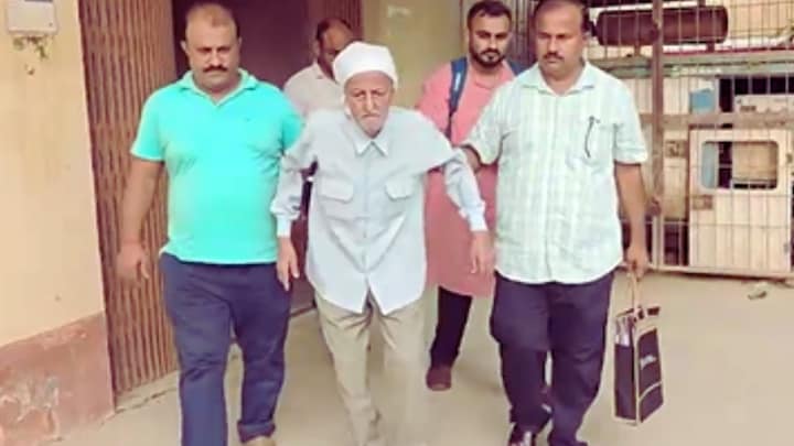 औरैया में 86 वर्षीय रिटायर्ड सिंचाई अधिकारी की फर्जी तरीके से बेच दी गई 60 बीघा जमीन, ऐसे खुली मामले की पोल Auraiya News