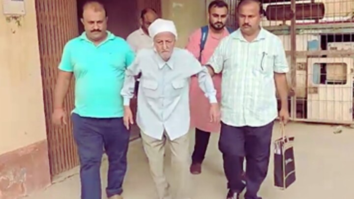 औरैया में 86 वर्षीय रिटायर्ड सिंचाई अधिकारी की फर्जी तरीके से बेच दी गई 60 बीघा जमीन, ऐसे खुली मामले की पोल Auraiya News