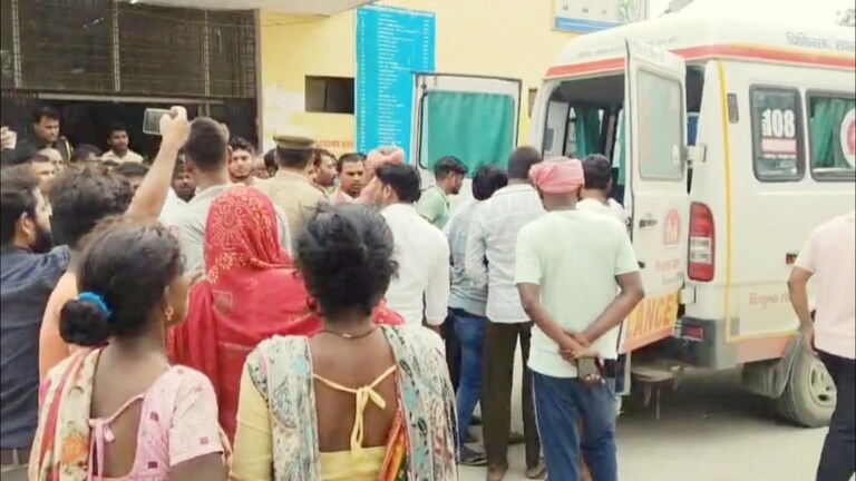 चंदौली में सरेआम दारोगा यादव की हत्या, रिटायर्ड फौजी ने निकाली पिस्टल और झोंक दिया फायर, बवाल की पूरी कहानी जानिए Chandauli crime news, Chandauli crime, Chandauli latest news, Chandauli viral news, Chandauli police, up crime news, up crime, up latest news, चंदौली, चंदौली न्यूज, चंदौली क्राइम, चंदौली क्राइम न्यूज, चंदौली पुलिस