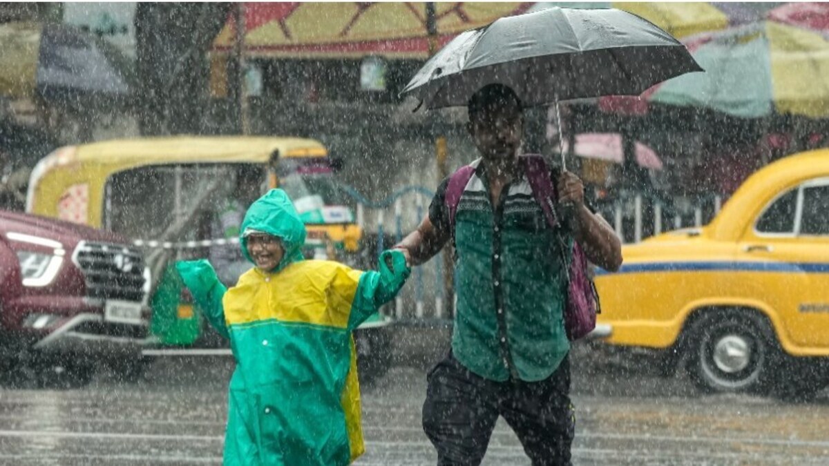 UP Weather Update: 40 KM/घंटे की रफ्तार से आंधी-तूफान... यूपी में आज इन 20+ जिलों में बारिश का तांडव UP Weather Update
