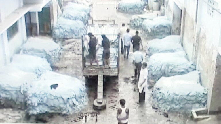 डोनाल्ड ट्रंप के टैरिफ से कानपुर के लेदर उद्योग में हड़कंप, कारोबारियों ने बताया कैसे पड़ेगा बड़ा असर? Kanpur, Kanpur news, Kanpur viral news, kanpur leather industry, kanpur leather market, up news, कानपुर, कानपुर न्यूज, यूपी न्यूज, टैरिफ, अमेरिका