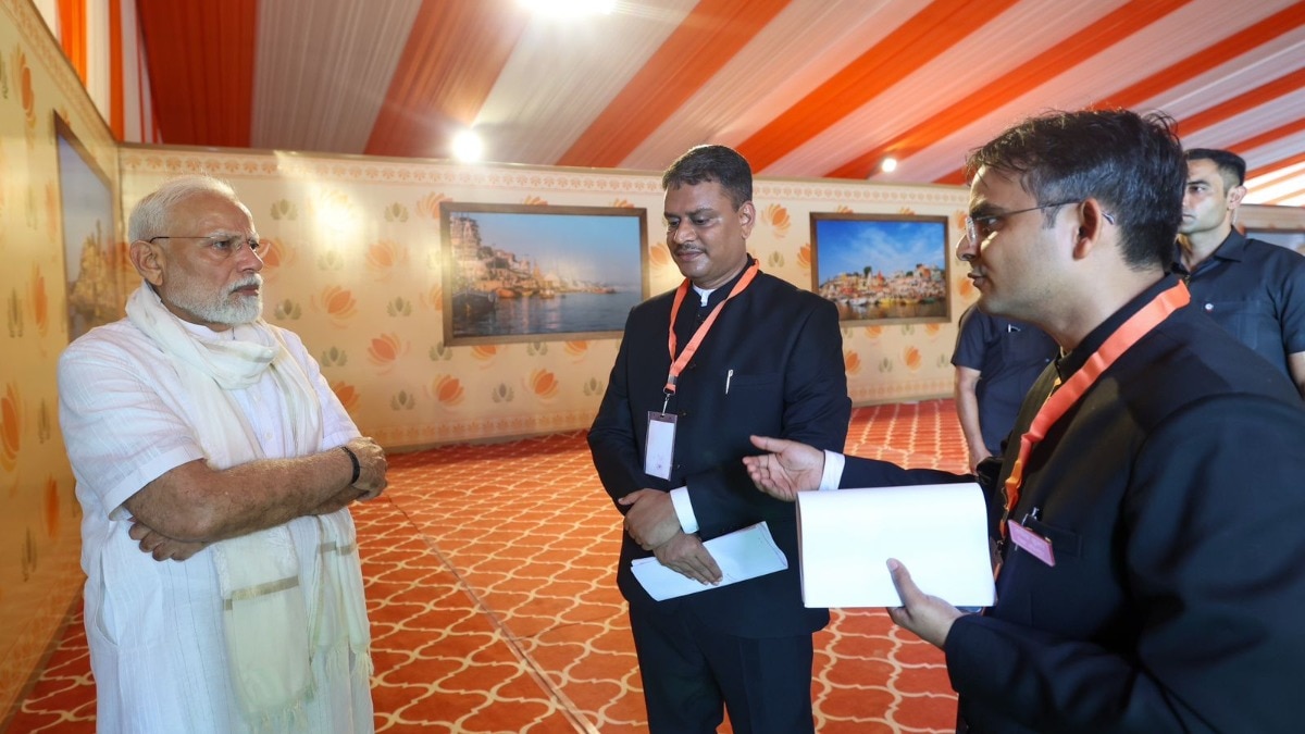 PM Modi With Varanasi Commissioner & DM