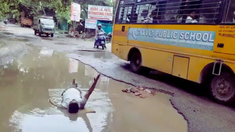 कानपुर का यह शख्स कीचड़ वाले पानी में लेटा… एक पिता ने अपनी बच्ची के लिए ऐसा क्यों किया? कहानी रुला देगी आपको Kanpur News