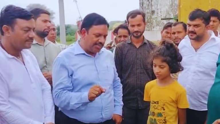 औरैया में DM इंद्रमणि त्रिपाठी से मिलने पहुंची छोटी बच्ची ने कुछ ऐसा कहा कि हो गया वायरल, अधिकारी भी रह गए हैरान Auraiya News
