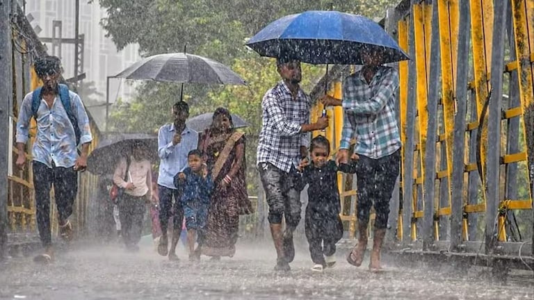 लखनऊ में भारी बारिश की वजह से स्कूल बंद, 24 से 36 घंटों के लिए मौसम विभाग ने जारी किया ये अलर्ट UP Weather Update