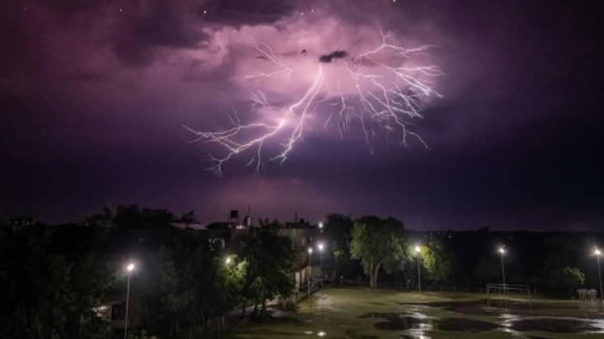 UP Weather Update: 40 किमी/घंटा की रफ्तार से खतरनाक आंधी-तूफान... 5 अगस्त को यूपी के इन 40+ जिलों भयानक बारिश UP Weather Update