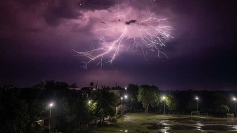 UP Weather Update: 40 किमी/घंटा की रफ्तार से खतरनाक आंधी-तूफान... 5 अगस्त को यूपी के इन 40+ जिलों भयानक बारिश UP Weather Update