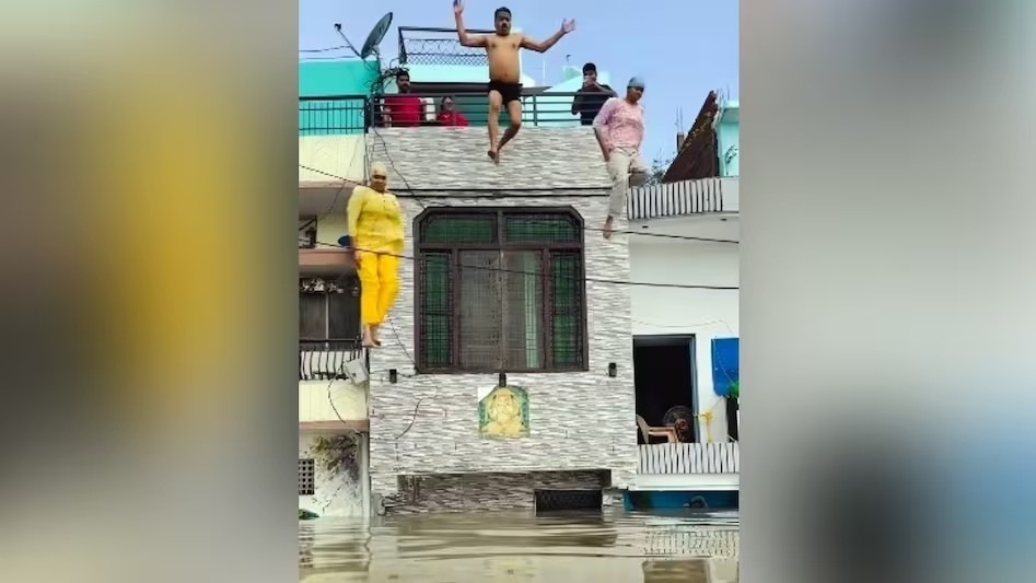 प्रयागराज के रील बाज दारोगा चंद्रदीप निषाद का नया वीडियो, अबकी बेटियों को साथ लेकर बाढ़ में लगा दी छलांग Prayagraj News