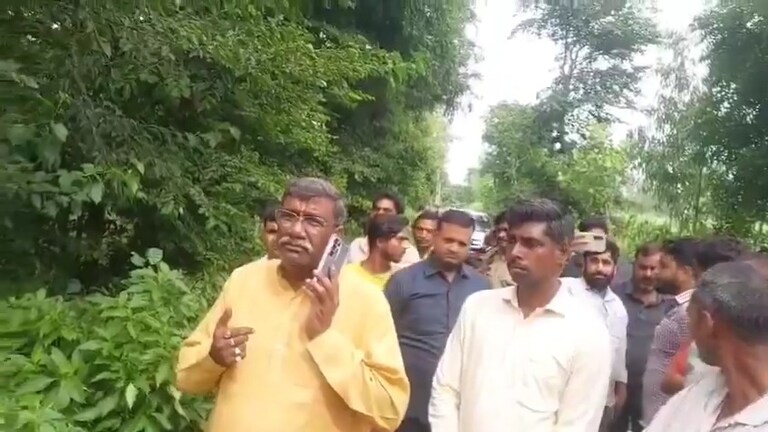 बिजली विभाग के सामने मंत्री सुरेश राही भी लाचार! JE रमेश मिश्रा पर आरोप, कहा- खुद उतरवा लें ट्रांसफार्मर, अब हुआ ये ऐक्शन Suresh Rahi, electricity department viral video