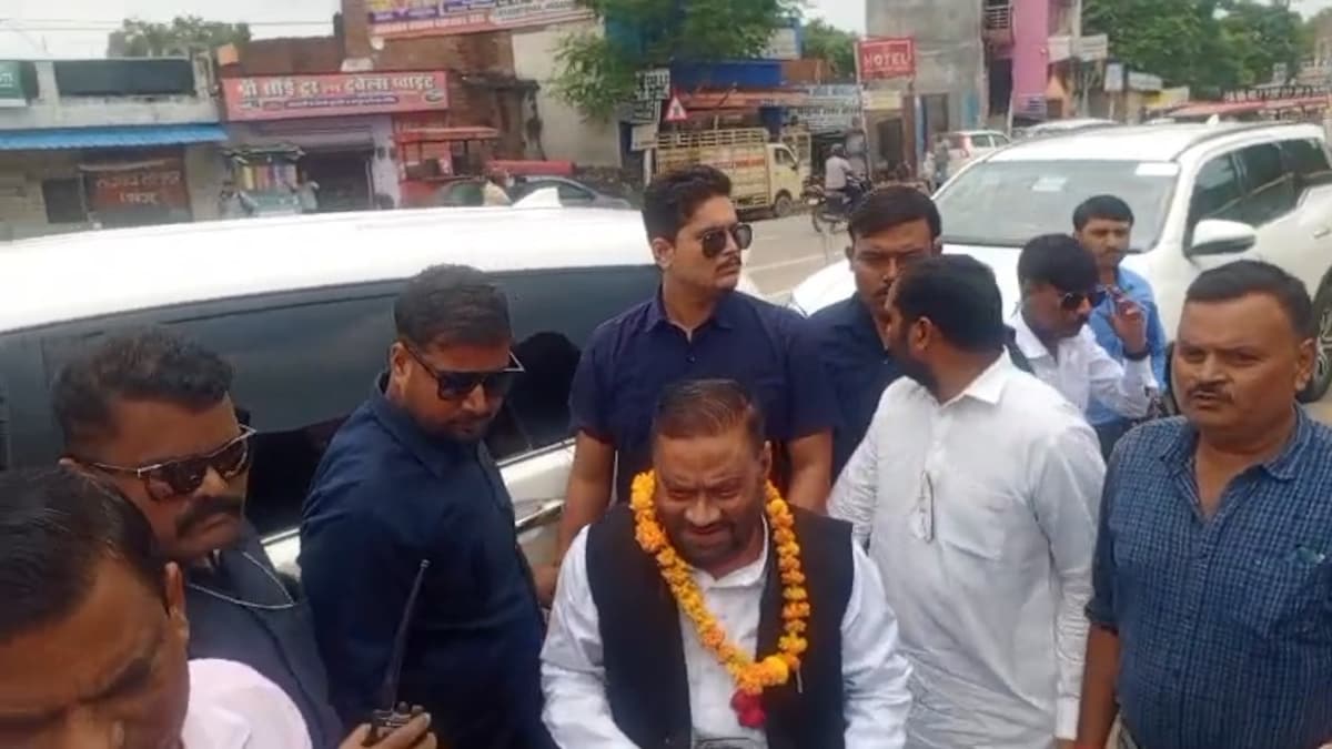 रायबरेली में स्वामी प्रसाद मौर्य के सिर पर युवक ने मारा हाथ और... पूरा वायरल वीडियो यहां देखें Swami Prasad Maurya