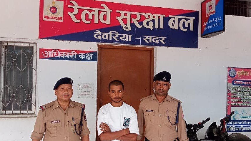 तस्वीर में पुलिस की गिरफ्त में दीपक कुमार