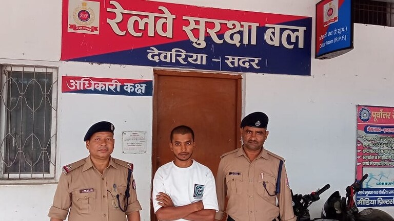 देवरिया में रेलवे ट्रेक से पत्थर उठाकर बॉलिंग की प्रक्टिस कर रहा था दीपक और फिर हो गया ये हादसा तस्वीर में पुलिस की गिरफ्त में दीपक कुमार