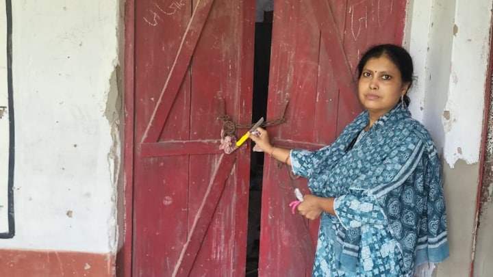 आगरा में अचानक क्यों सील कर दिए गए 298 प्राइमरी स्कूल, डीएम अरविंद मल्लप्पा बंगारी ने दे डाला ये सख्त आदेश 298 primary school seal in agra