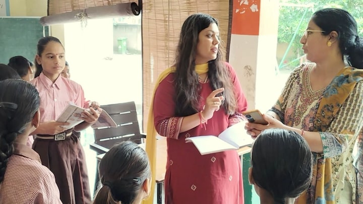 नोएडा आने के बाद डीएम मेधा रूपम की अब प्राथमिक विद्यालयों पर नजर, चर्चाओं में ये एक्शन Noida, Noida News, Noida DM, Medha Roopam, dm Medha Roopam, IAS Medha Roopam, UP NEWS, Noida viral news, नोएडा, डीएम मेधा रूपम, आईएएस मेधा रूपम, नोएडा डीएम, यूपी न्यूज
