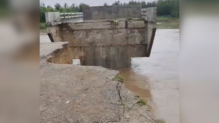 मुरादाबाद में रामगंगा ने बहा दिया पुल, गांव और शहर में घुसा बाढ़ का पानी, लोगों से की जा रही ये अपील UP Tak