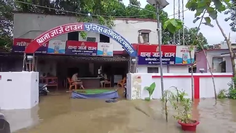 प्रयागराज में मूसलाधार बारिश के बाद जॉर्ज टाउन थाने में जब बाढ़ की तरह घुस आया पानी UP Tak