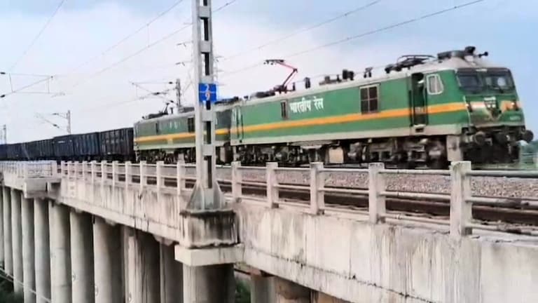 पहली बार चलाई गई 4.5 किलोमीटर लंबी गुड्स ट्रेन, देखें 354 वैगन वाली इस रुद्रास्त्र ने कैसे रचा इतिहास UP Tak