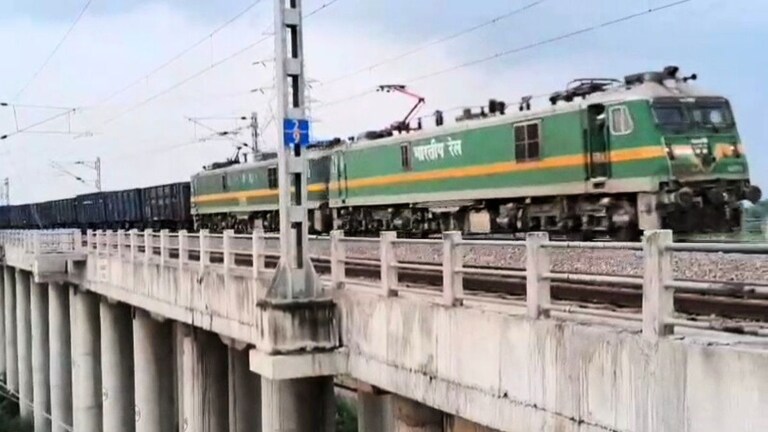 पहली बार चलाई गई 4.5 किलोमीटर लंबी गुड्स ट्रेन, देखें 354 वैगन वाली इस रुद्रास्त्र ने कैसे रचा इतिहास UP Tak