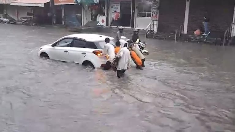 गाजियाबाद में भारी बारिश ने NH-9 पर विजयनगर अंडरपास और रेलवे स्टेशन की सड़क पर लाई 'बाढ़' Ghaziabad heavy rain waterlogging