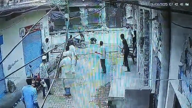 मेरठ में सड़क पर जा रहा था असलम, बदमाश आए उसके सिर के पीछे बंदूक सटाकर गोली चला दी... वीडियो आया सामने Meerut Crime News