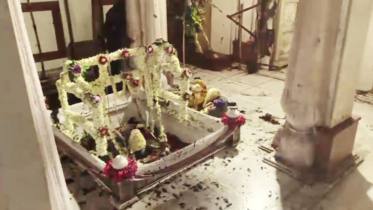 वाराणसी के आत्मविश्वेश्वर शिव मंदिर के गर्भगृह में लगी आग, अंदर पुजारी समेत मौजूद थे ये 7 लोग, क्या हुआ? varanasi fire incident, atma vishweshwar temple fire incident, atma vishweshwar temple incident, varanasi atma vishweshawr fire news, varanasi news, people burnt in varanasi atma vishweshwar temple