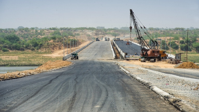 जल्द बनने वाला है 594 KM लंबा गंगा एक्सप्रेसवे... मेरठ से प्रयागराज का सफर होगा तेज, देखिए अब तक कितने प्रतिशत हुआ काम UP Ganga Expressway Update
