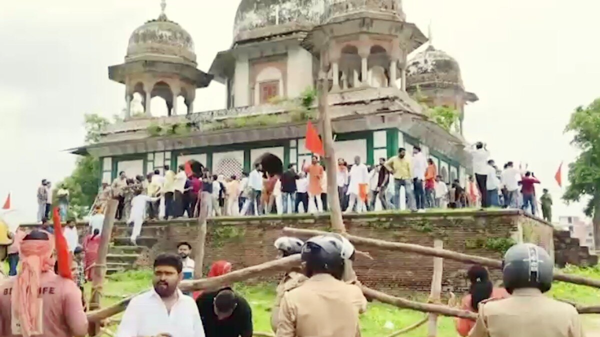 Fatehpur, Fatehpur news, Hindu organization, old tomb dispute, BJP district president temple claim, Bajrang Dal, VHP, Fatehpur tomb barricade, Hindu Muslim communal tension Fatehpur, Fatehpur tomb, shiva temple