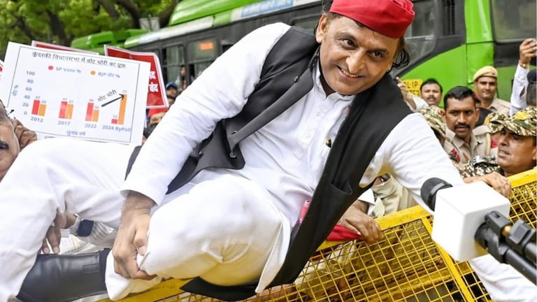 संसद से चुनाव आयोग के दफ्तर तक मार्च के बीच पुलिस की बैरेकेडिंग फांद गए अखिलेश यादव, वीडियो आया सामने Akhilesh Yadav