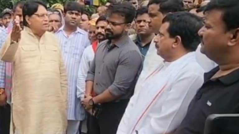 आगरा में सपा सांसद रामजी लाल सुमन ने लगा दी SDM ऋषि राज की क्लास, वायरल वीडियो में ये सब कहते हुए दिखाई दिए Agra News