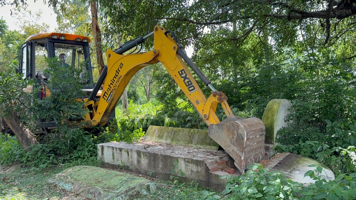 संभल में अब ये किस कब्रिस्तान पर चल गया बुलडोजर! देखिए कैसे भारी फोर्स लगाकर तोड़ दिया गया सब Bulldozer Action in Sambhal.