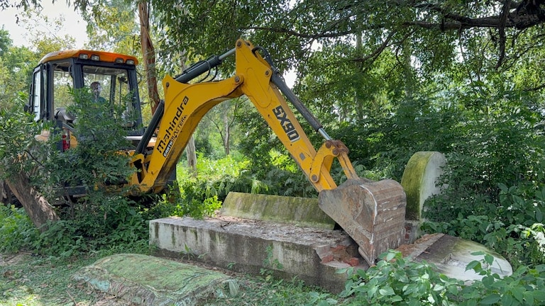 संभल में अब ये किस कब्रिस्तान पर चल गया बुलडोजर! देखिए कैसे भारी फोर्स लगाकर तोड़ दिया गया सब Bulldozer Action in Sambhal.