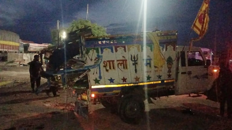 खाटूश्याम से लौट रहे एटा के 11 लोगों की राजस्थान के दौसा में मौत, रात 3:30 बजे यूं चली गई कई जानें Dausa accident, Etah, Etah news, up news, Dausa accident, Rajasthan road accident, Khatu Shyam accident, pickup container collision, Dausa, Eta, road accident Rajasthan, 11 deaths Dausa, दौसा सड़क हादसा