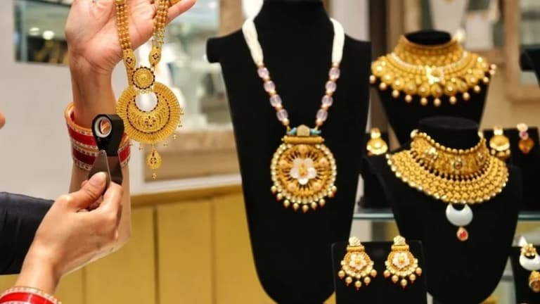 Gold Price Today in UP: यूपी में सोने और चांदी का 13 अगस्त का भाव जानिए, मेरठ बुलियन ने दिया ये रेट सोना चांदी भाव, gold silver price, सोना रेट 2025, चांदी रेट 2025, gold price today, silver price today, सोना भाव गिरावट, चांदी भाव गिरावट, gold silver forecast, सोना चांदी मार्केट न्यूज