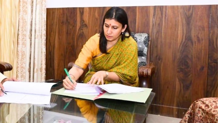 बरेली में प्रोजेक्ट के लिए ग्रीन बेल्ट को ही खिसका दिया! IAS सौम्या अग्रवाल ने लिया तगड़ा एक्शन UP Tak